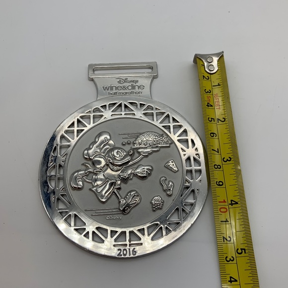 Walt Disney World Mickey Mouse Wine & Dine Half Marathon 2016 Silver Tone Medal - Picture 10 of 11
